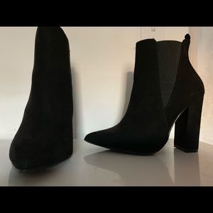 Point hight heel ankle booties